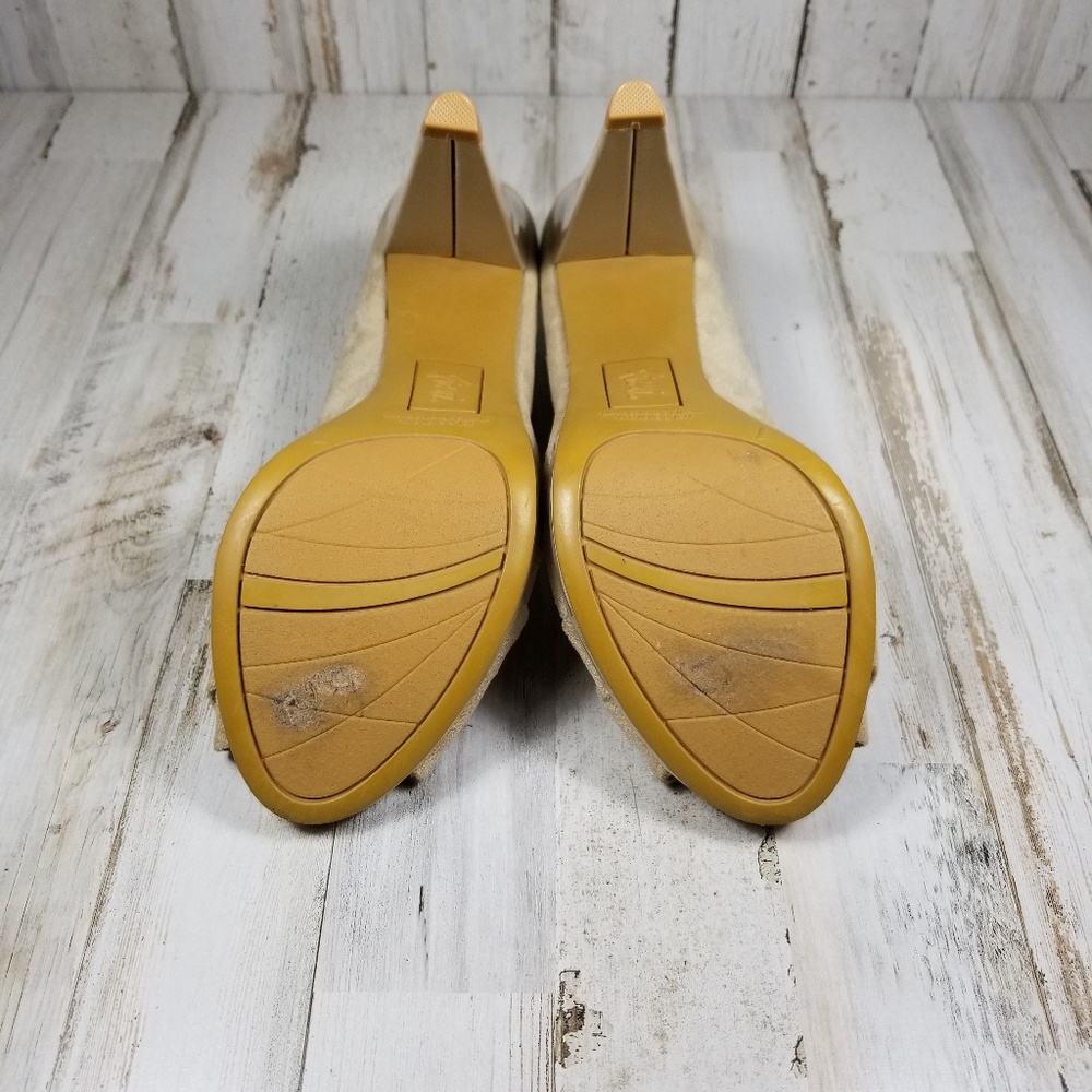 Fioni Peep Toe Bow Size 7 Beige/Tan Suede Heels - Picture 6 of 6
